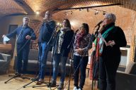 Collaborateurs enregistrant leurs voix dans un atelier doublage original animé par MadCityZen. | © MadCityZen